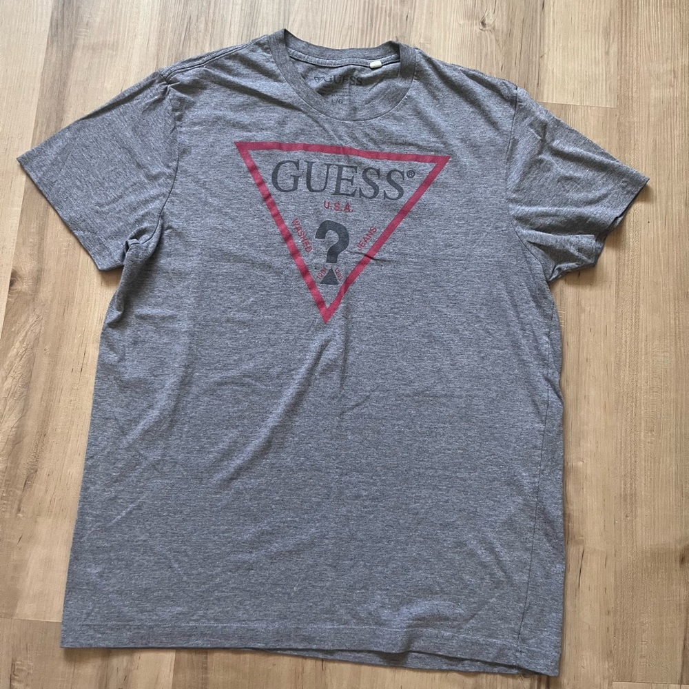 Mens GUESS T-shirt. Size large